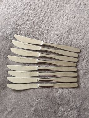Maxwell Williams 18/0 Stainless Set of Eight Knives New w/out Tags 9" in Length